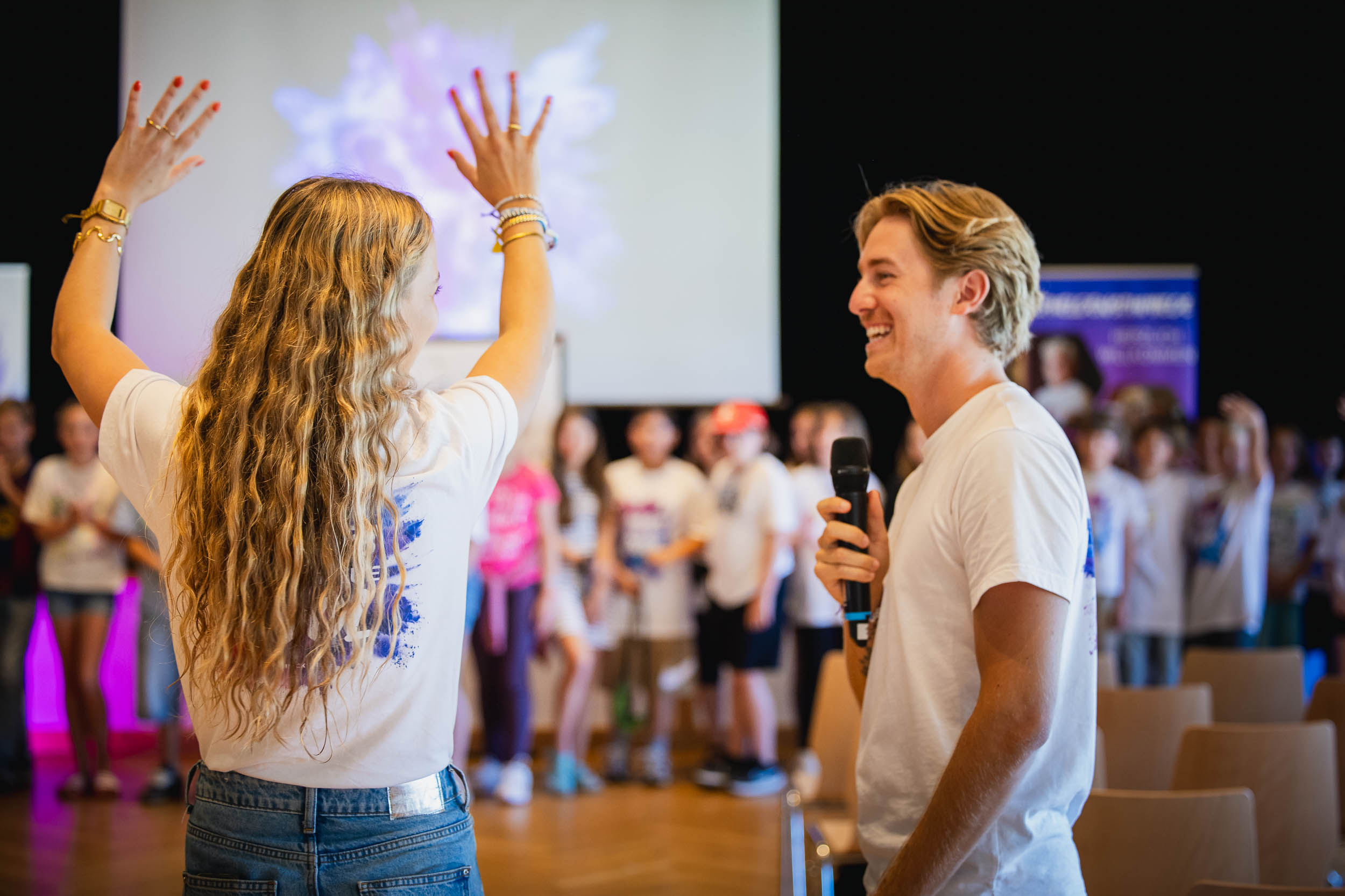 Gemeinsamer Moment bei einem Event der Superheldenschmiede