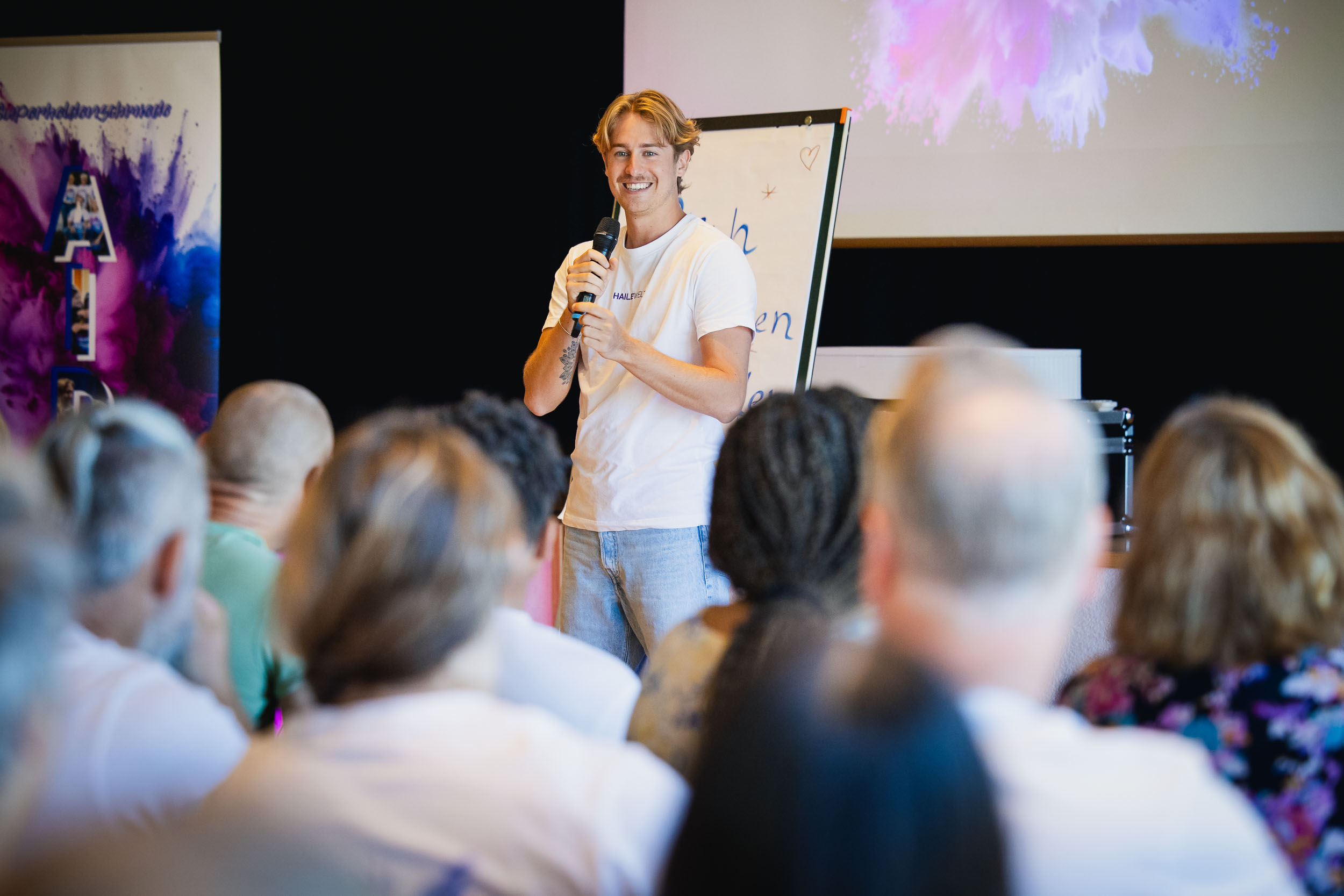 Yannick Haile spricht bei einer Veranstaltung der Superheldenschmiede